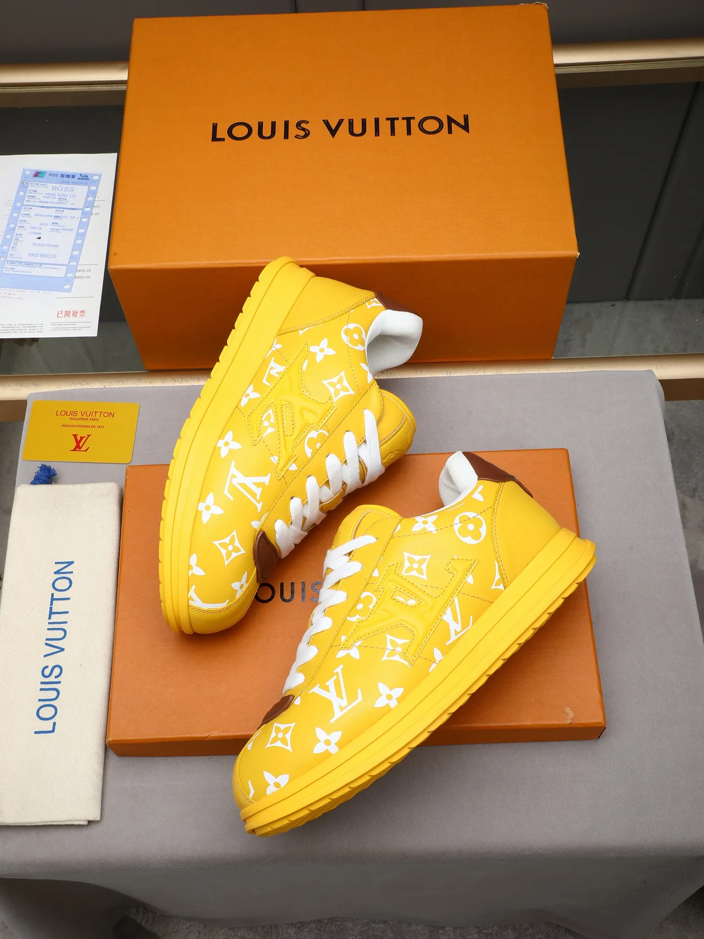 PP560 LV Louis Vuitton L Jialu Brand Runner Tatic Series Thick-soled Casual Sports Shoes Running Shoes Original purchase, development and production This LV Runner Tatic sports shoe combines technical materials such as mesh fabric and ribbons to interpret the inspiration of traditional mountaineering shoes. LV letters are written on one side, the lariat buckle of the quick lacing system is embellished with Monogram flowers and Louis Vuitton logos, and the light and wear-resistant rubber outsole completes the whole. ▪️Fabric: Original imported cowhide + mesh ▪️Inner lining: Original customized breathable mesh ▪️Sole: Original open-molded anti-slip rubber combination material ▪️Size: Men's 38-44 (customized for 45 and 46)
